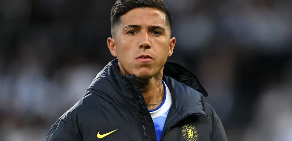 Futbolchi Chelsea formasi bilan maydonda
