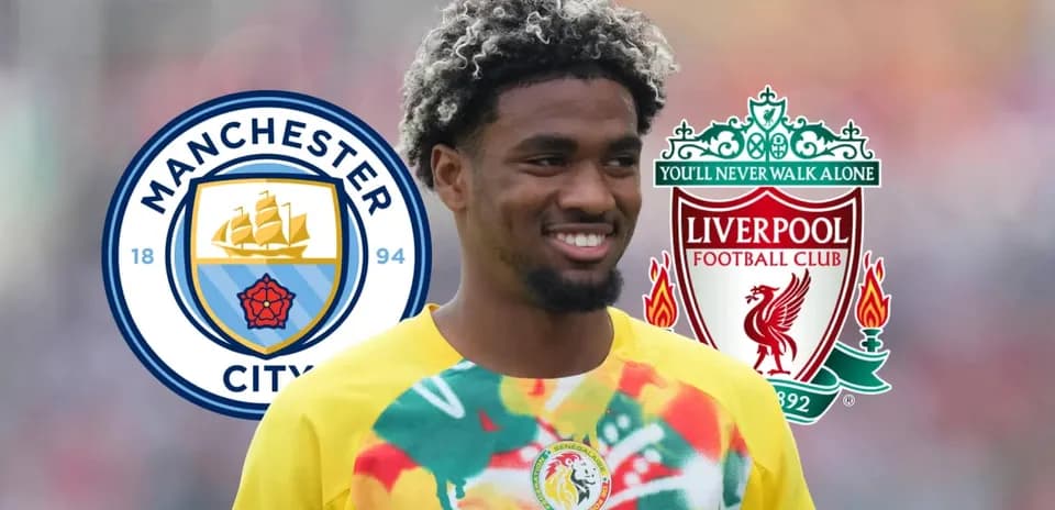 Futbolchi Manchester City va Liverpool logotiplari bilan