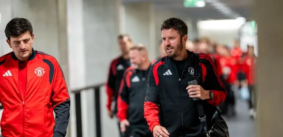 Manchester United team arriving in training gear