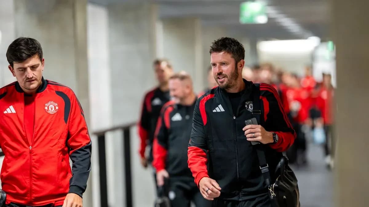Manchester United team arriving in training gear