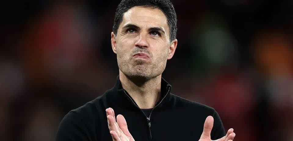 Futbol murabbiyi o'yin davomida qo'llarini chalqanmoqda