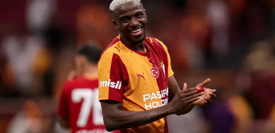 Futbolchi Galatasaray formasida maydonda tabriklayapti