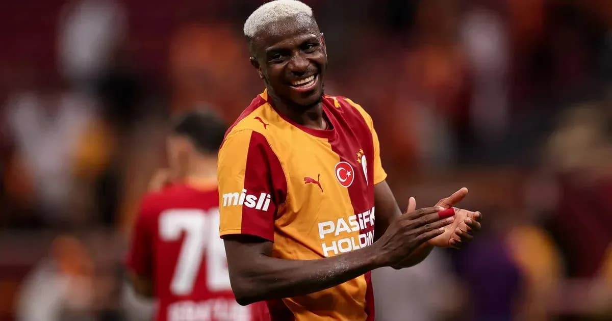 Futbolchi Galatasaray formasida maydonda tabriklayapti