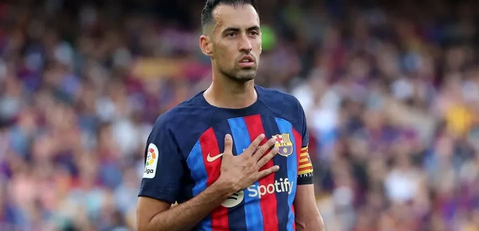 Futbolchi raqibga qarshi qo'lini yuritmoqda
