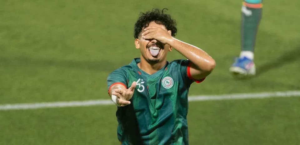 Futbolchi g'alaba qozonganda quvonch bilan harakatda