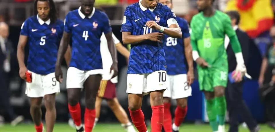 Fransiya futbolchilari o'yin tugagach maydonda yurishmoqda