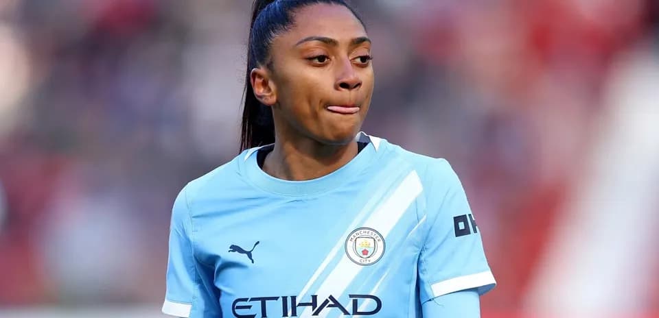 Futbolchi Manchester City formasida, maydonda turibdi