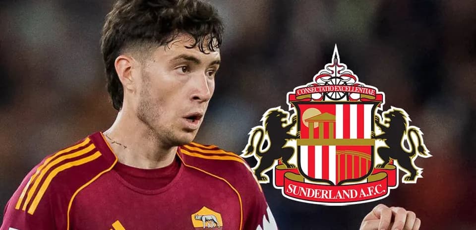 Futbolchi maydonda harakatda, Sunderland A.F.C. logosi fonida