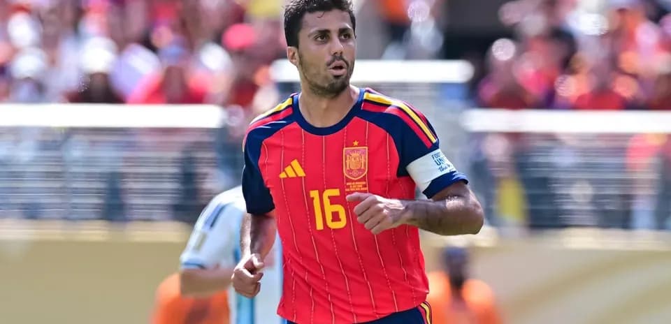 Futbolchi Ispaniya formasi bilan maydonda harakatda
