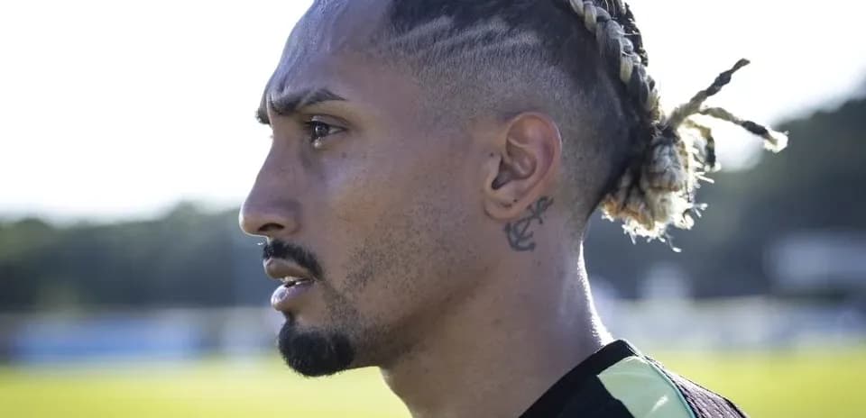Futbolchi mashg'ulotda, yon tomondan ko'rinishi