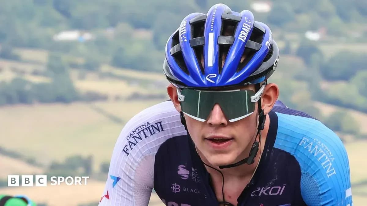 Velosipedchi yo'lda yuqoriga harakatlanmoqda