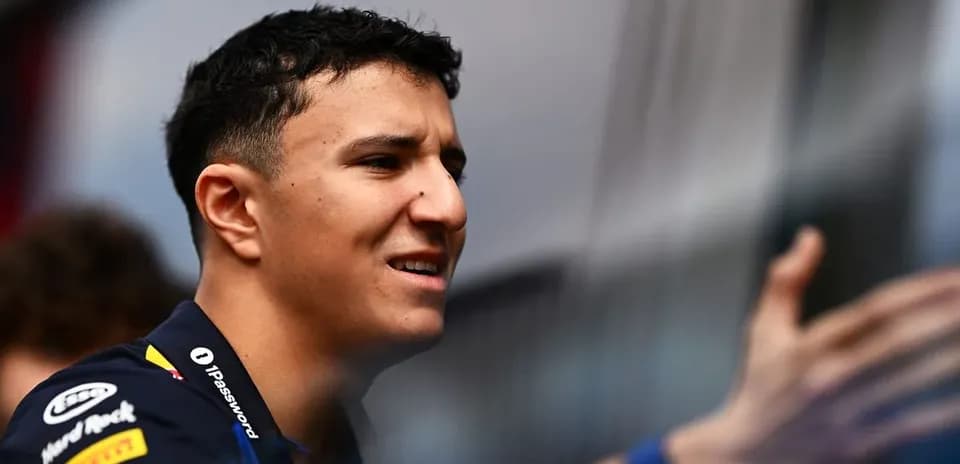 Yoshimizu Red Bull jamoasi formasida turibdi