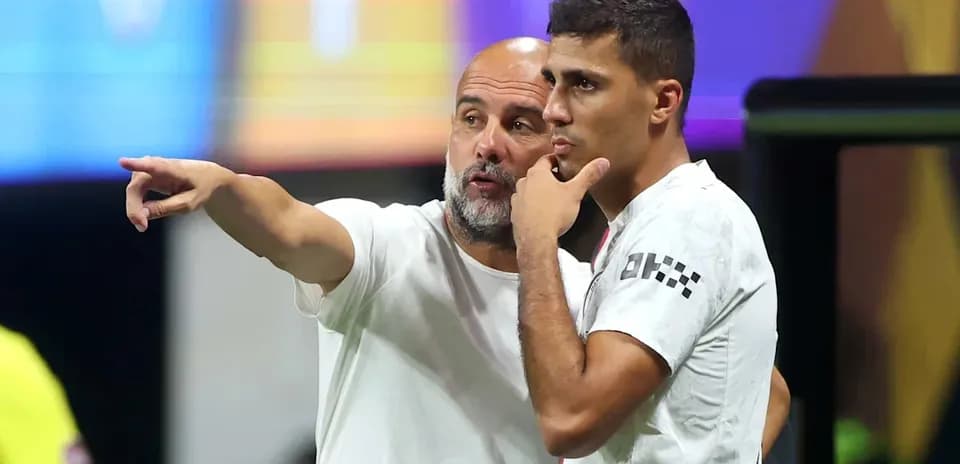 Trener va futbolchi strategiya muhokama qilmoqda