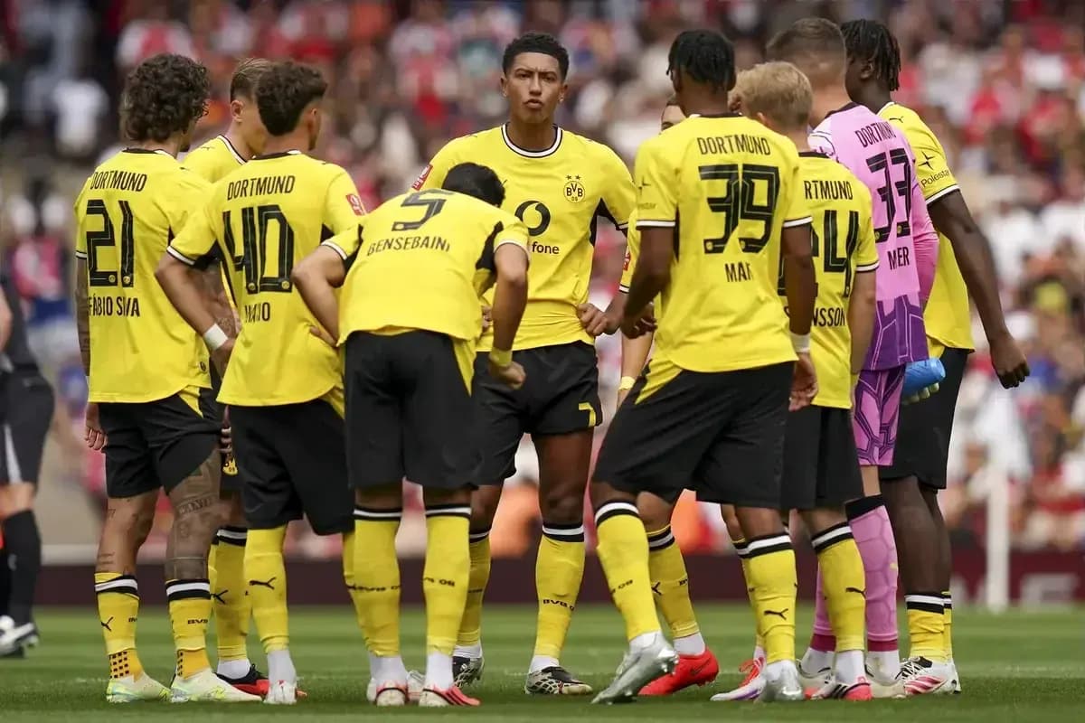Borussia Dortmund players in a team huddle