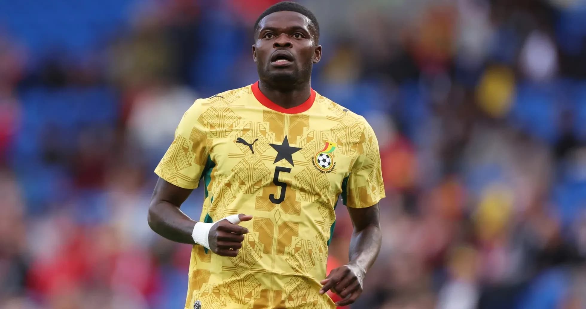 Futbolchi Gana terma jamoasi formasida maydonda