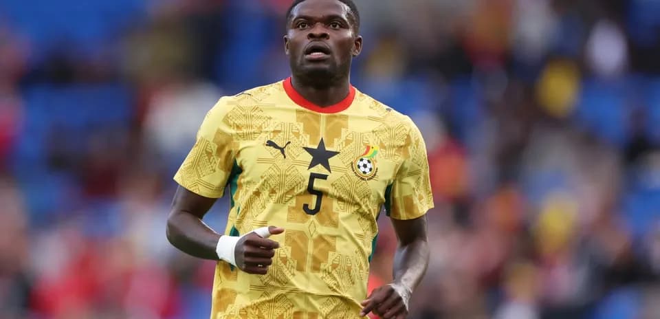Futbolchi Gana terma jamoasi formasida maydonda