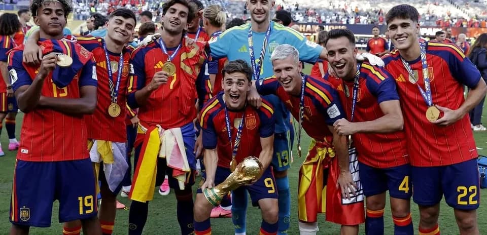 Ispaniya futbolchilarining chempionlik kubogini ushlab turishi