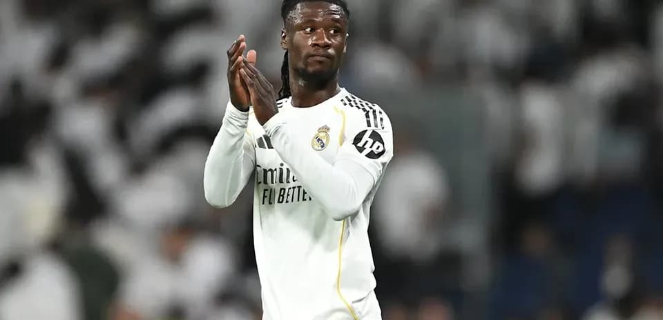 Futbolchi raqiblariga qo'l silkitmoqda