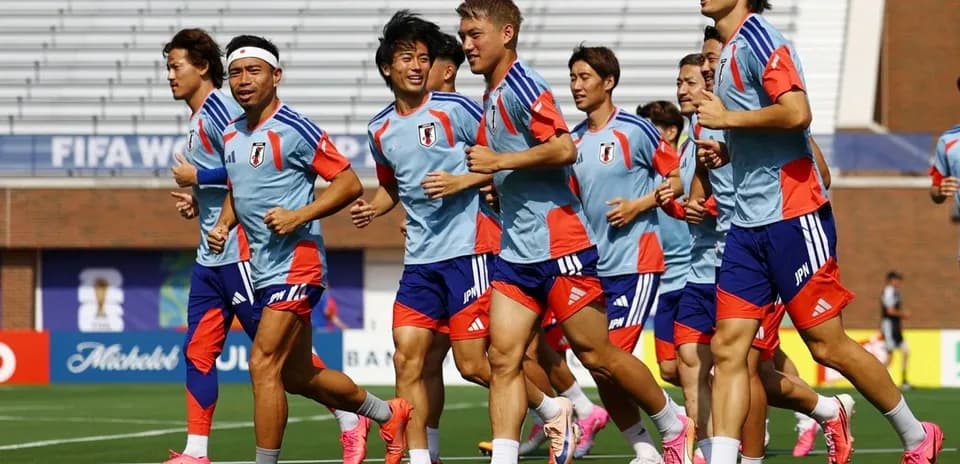 Yaponiya futbolchilarining mashg'ulotda yugurishlari