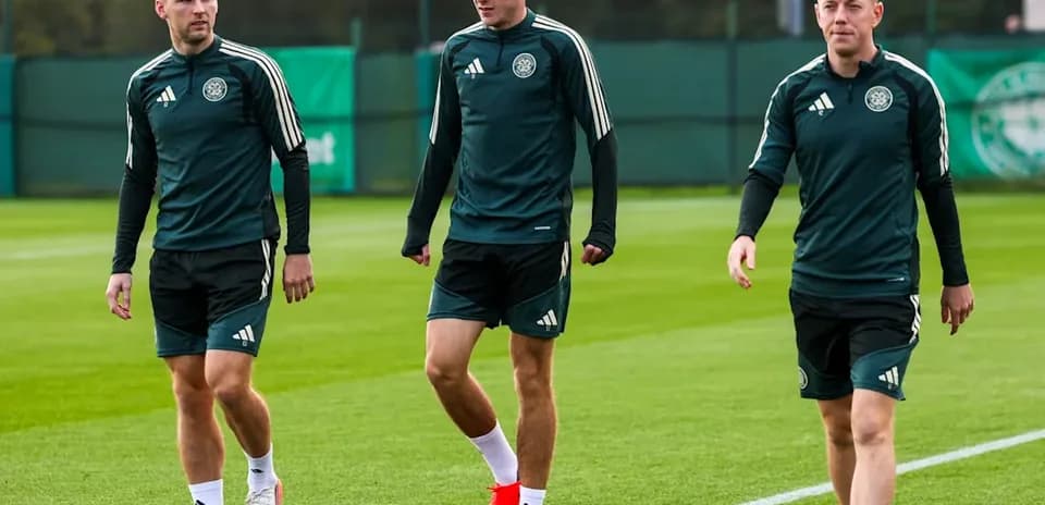 Uchta futbolchi trening maydonida yurib kelmoqda