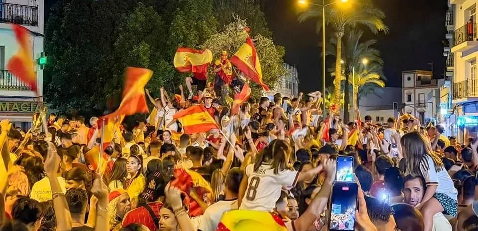 Odamlar Ispaniya bayroqlarini ko'tarib, tantana qilishmoqda