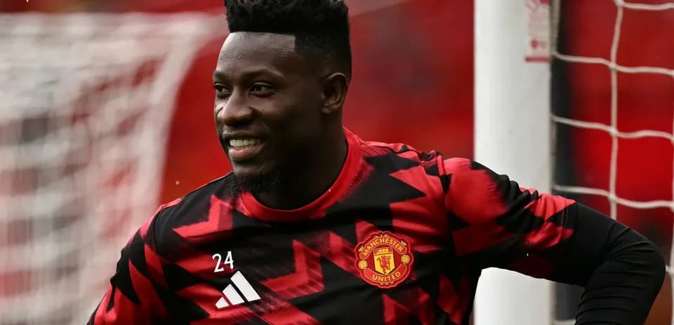 Futbolchi Manchester United formasida kulib turibdi