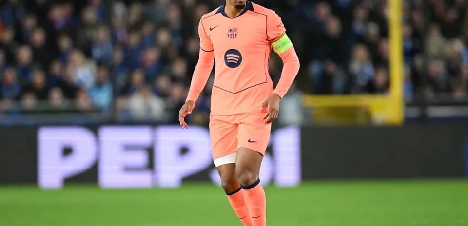 Futbolchi to'p bilan maydonda harakatlanmoqda