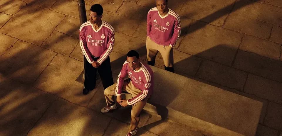 Üch futbolchi Real Madrid formasida stolda turibdi