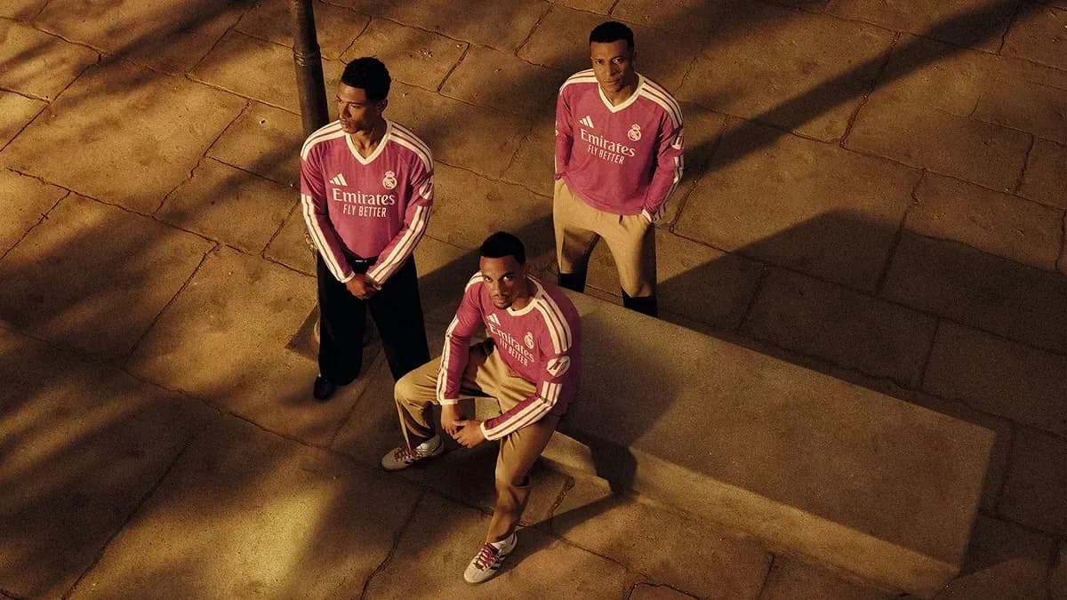 Üch futbolchi Real Madrid formasida stolda turibdi