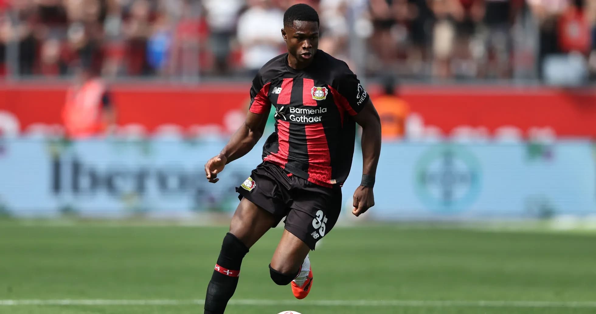 Futbolchi to'pni ushlayotgan jarayonda