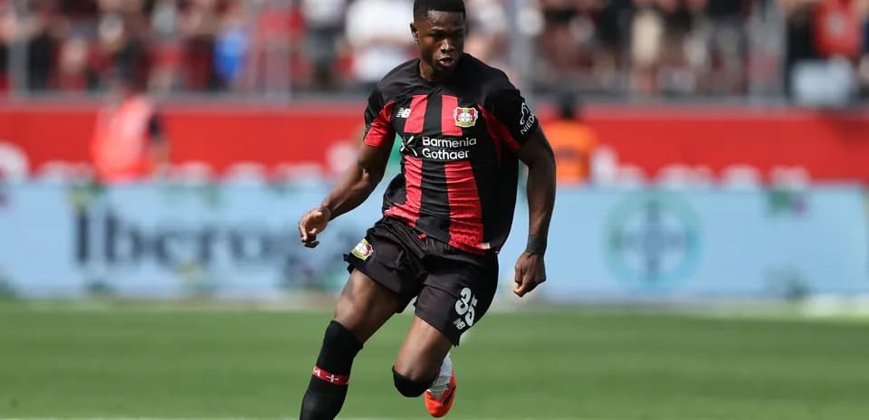 Futbolchi to'pni ushlayotgan jarayonda