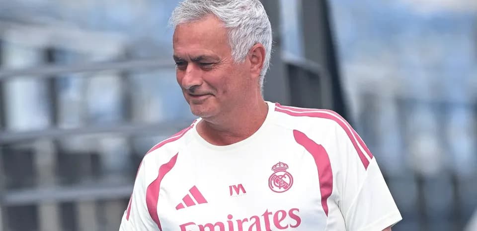 Murinho trening paytida qizil-oq futbolka kiygan