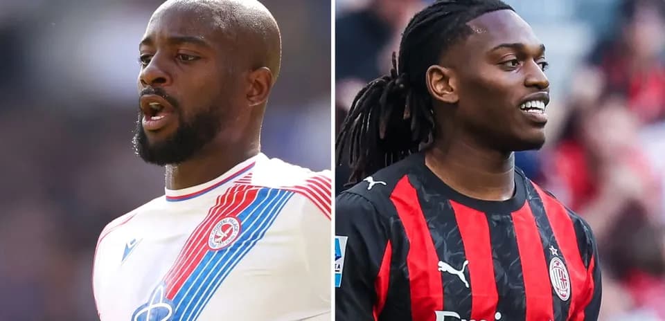 Futbolchilar maydonda harakatda, biri qizil va qora, ikkinchisi oq forma kiygan