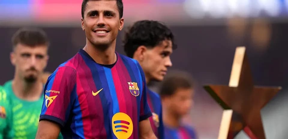Futbolchi Barcelona formasida, qahramonlik yulduzi yonida