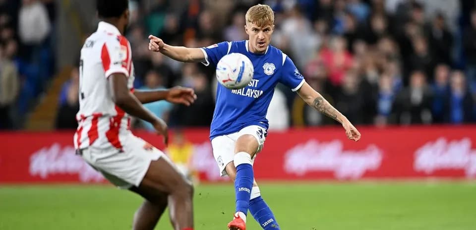 Futbolchi to'pni zarba berayotgan payt