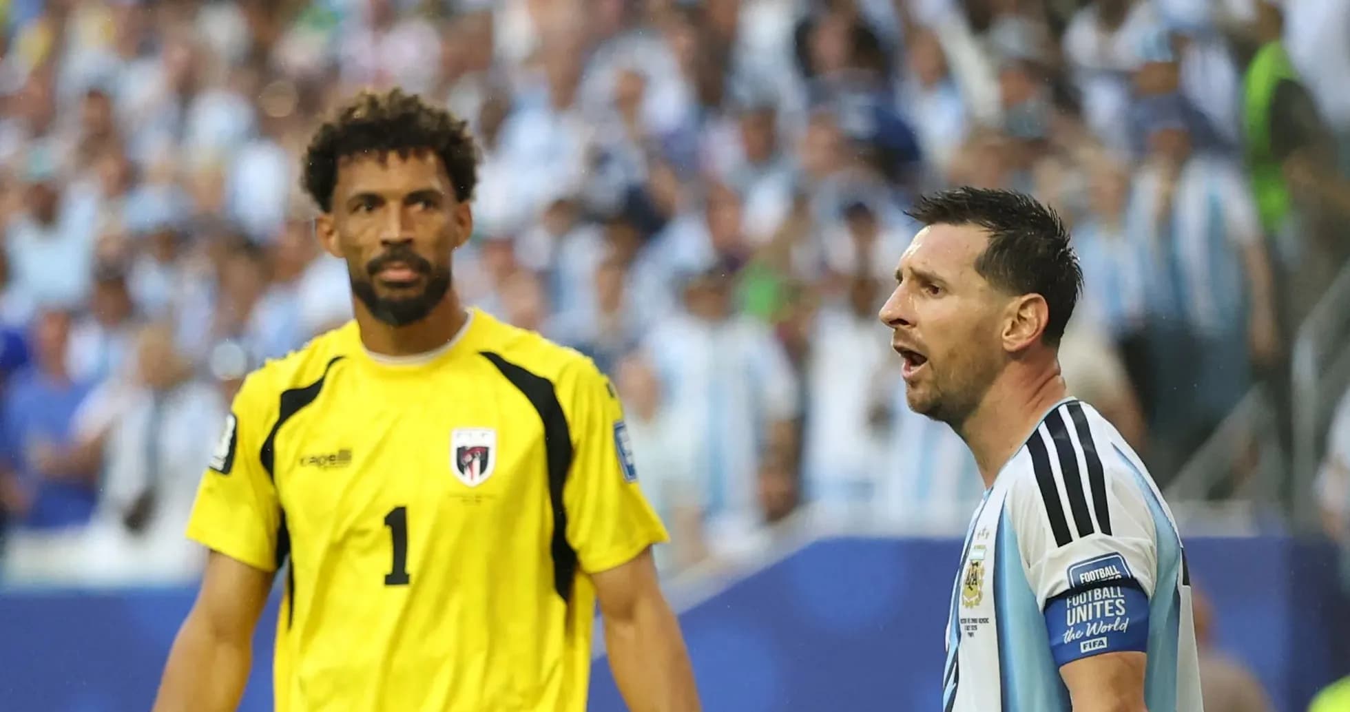 Messi arguing with goalkeeper during football match
