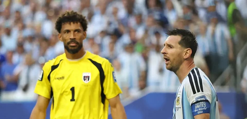 Messi arguing with goalkeeper during football match