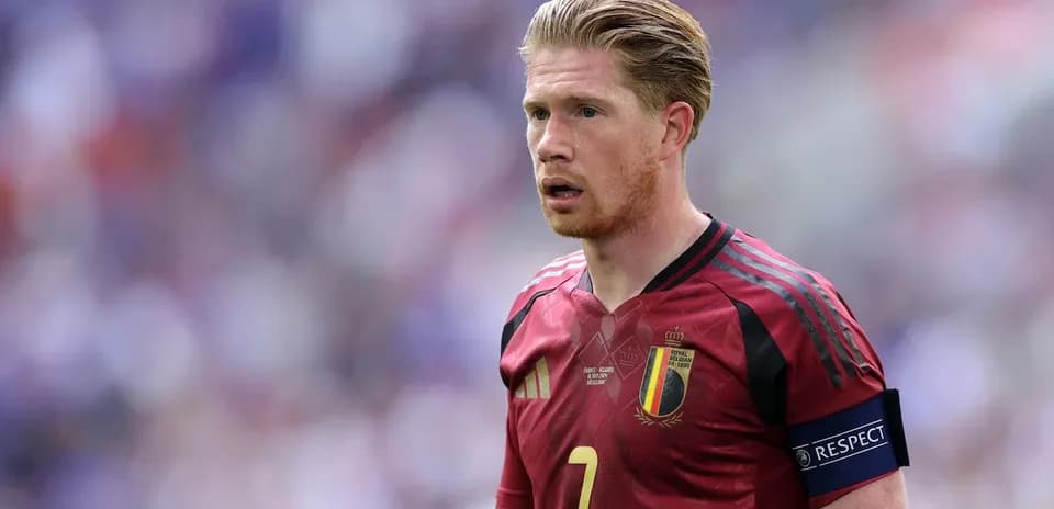 Futbolchi Belgiya jamoasi formasida maydonda