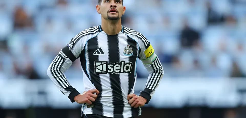 Futbolchi maydonda, Newcastle formasida, kapitan.