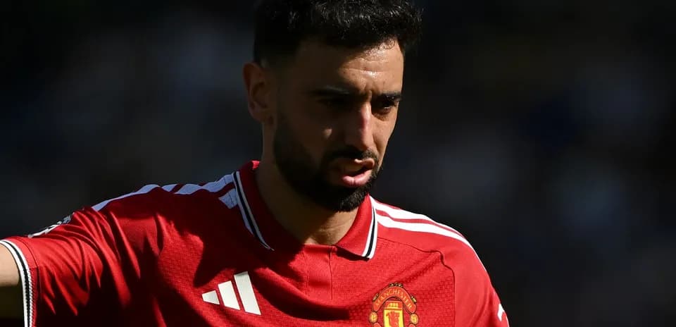 Futbolchi maydonda Manchester United formasida