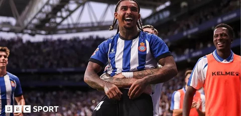Futbolchi gollarni nishonlayotgan paytda quvonadi