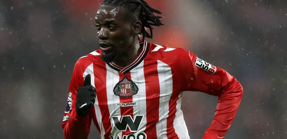 Futbolchi qiyofasida Sunderland formasi bilan