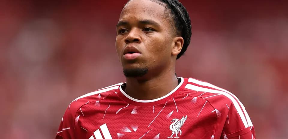 Futbolchi Liverpool formasida stadionda turibdi