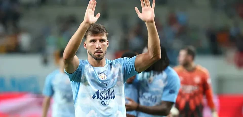 Futbolchi maydonda muxlislarni salomlashmoqda