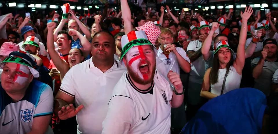 Futbol muxlislari yig'ilgan joyda qo'shiq aytmoqda