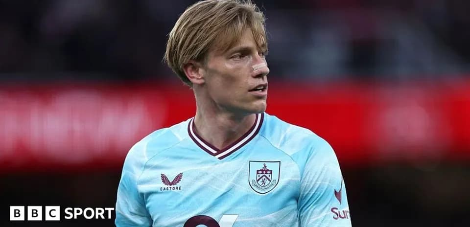 Futbolchi Burnli formasi bilan maydonda turibdi