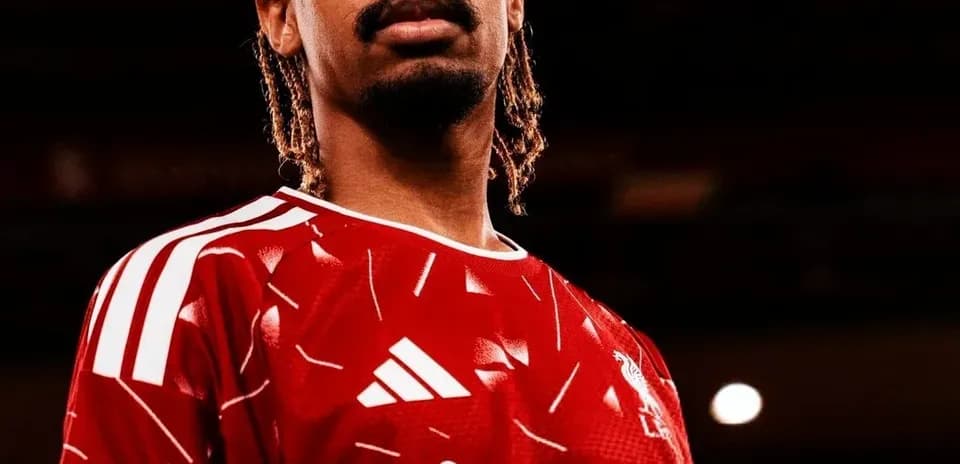 Futbolchi qizil formada poz berayotgan