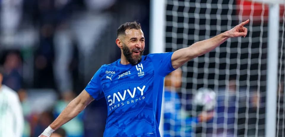 Futbolchi gol urib, qo'lini ko'tarib nishonlayapti