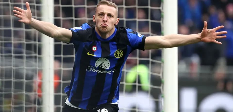 Futbolchi gol urishdan keyin nishonlayapti