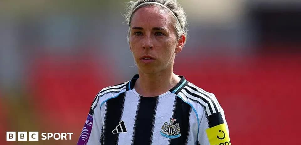 Futbolchi Newcastle United formasida, maydonda